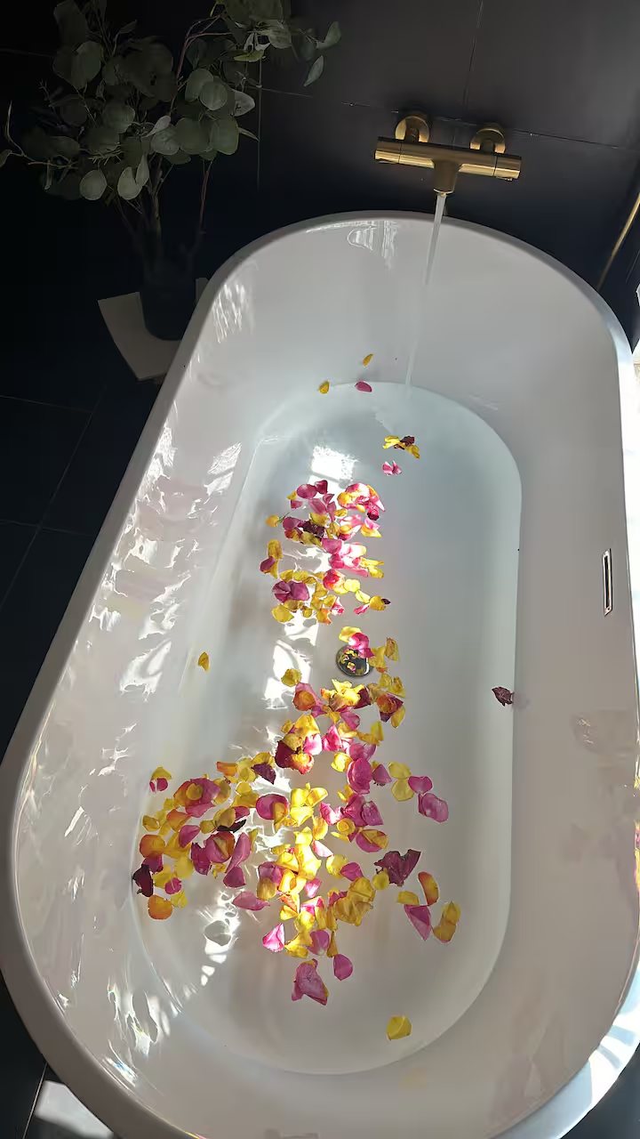 Luxury bathtub with flowers