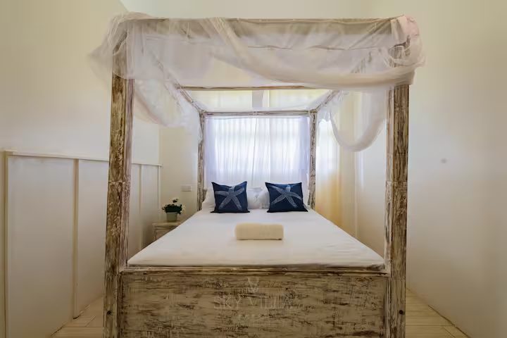 Queen Canopy Room